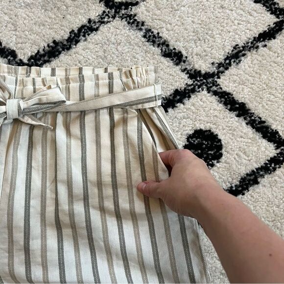 BCBGeneration Cream/Olive Herringbone Stripe Paperbag Pull On Shorts Size Medium - Picture 3 of 8